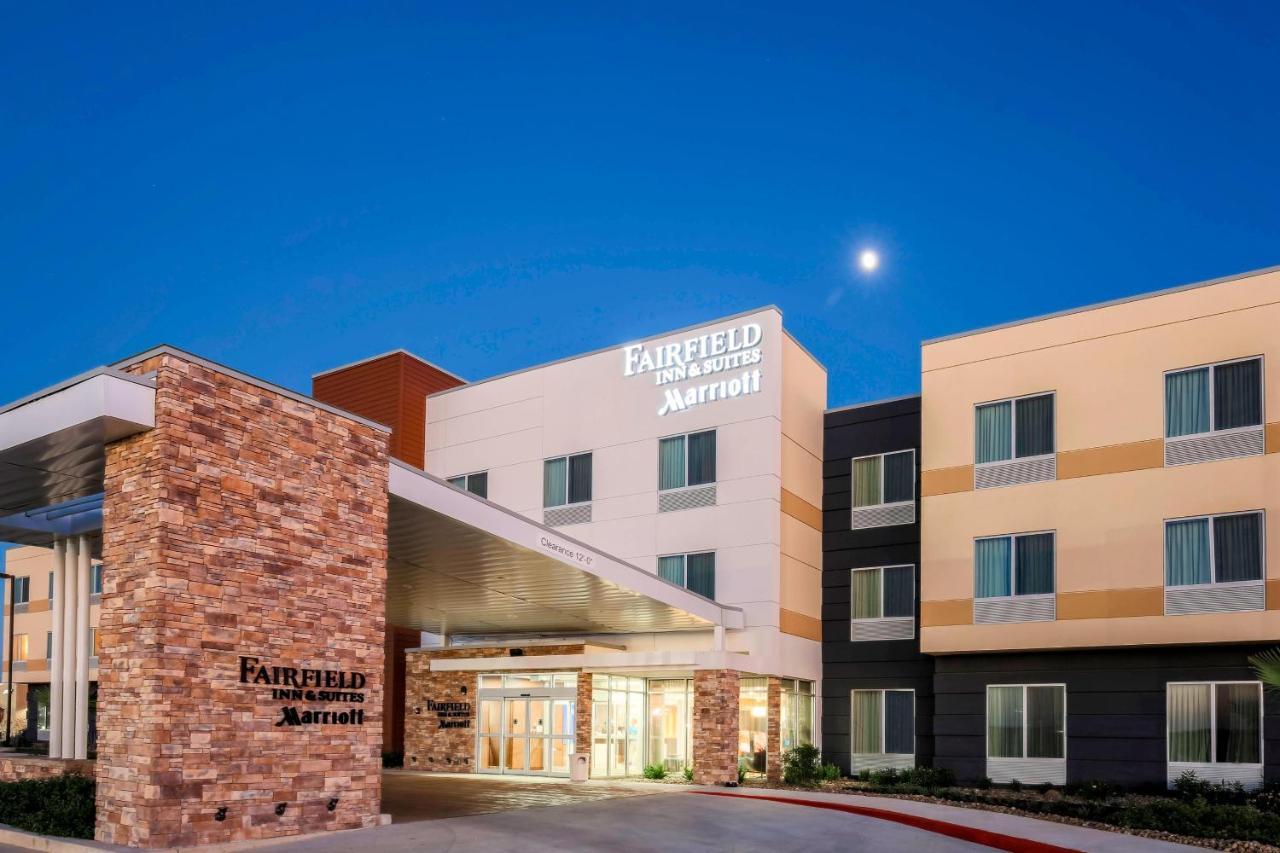 Fairfield Inn & Suites By Marriott Pleasanton Exterior photo