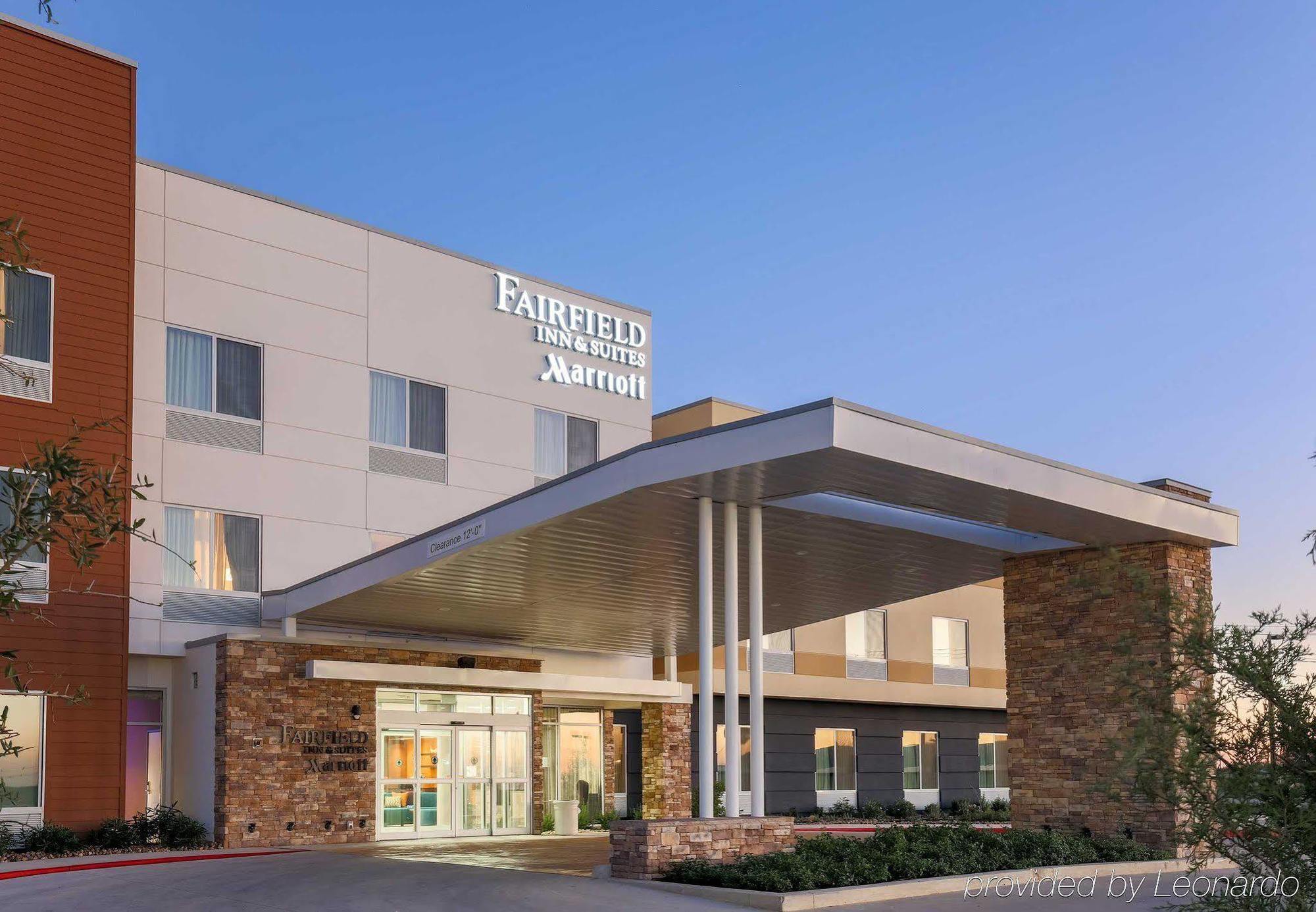 Fairfield Inn & Suites By Marriott Pleasanton Exterior photo